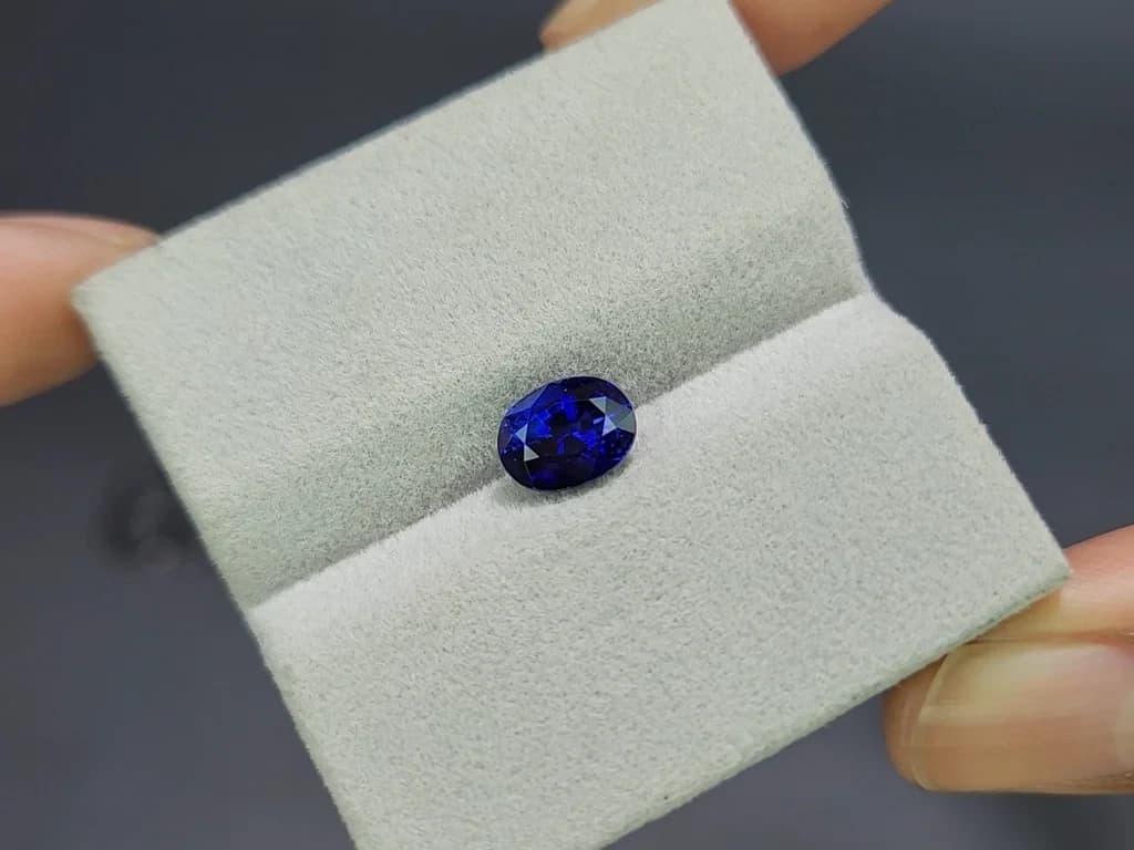 Sapphire Royal Blue oval cut 2.00 carats, Sri Lanka ID 11597
