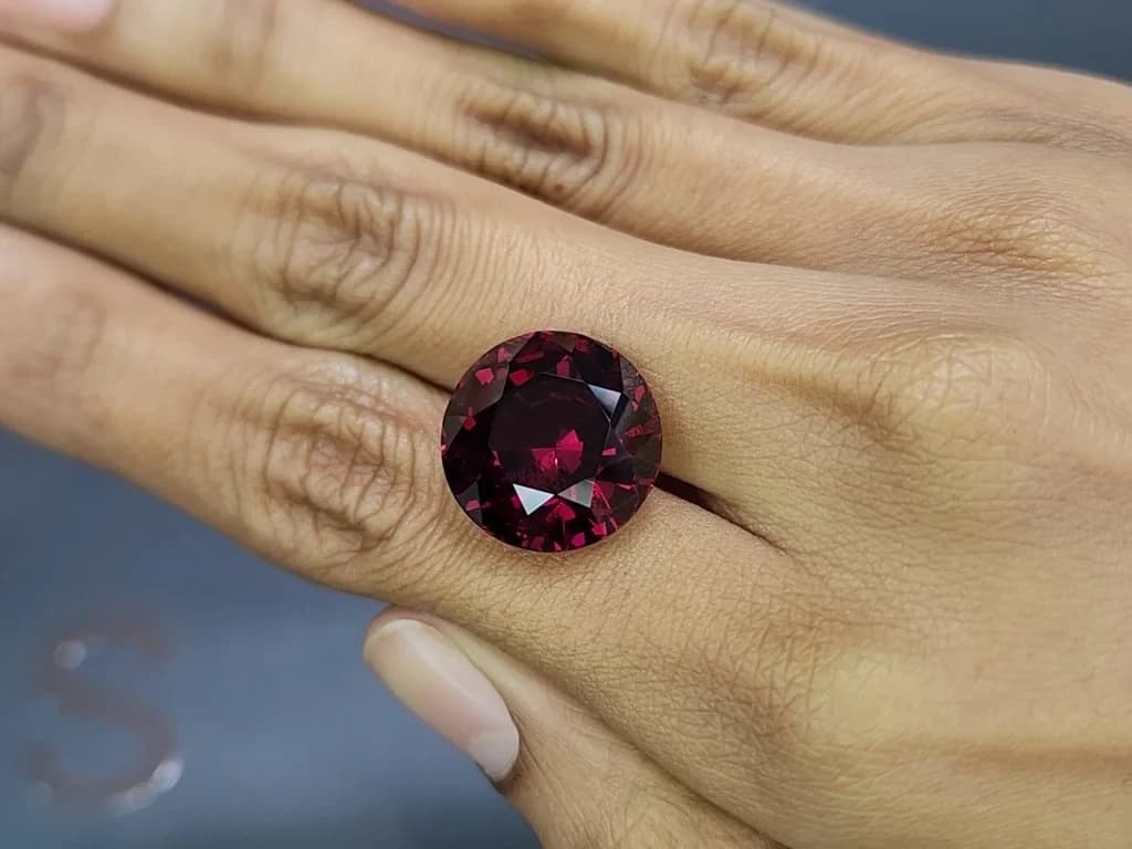Large rhodolite garnet round cut 23.90 carats, Africa ID 12298