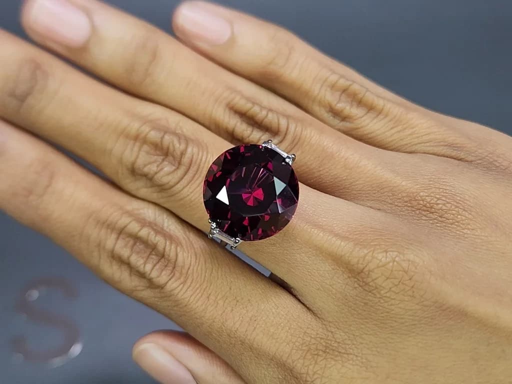 Large rhodolite garnet round cut 23.90 carats, Africa ID 12298