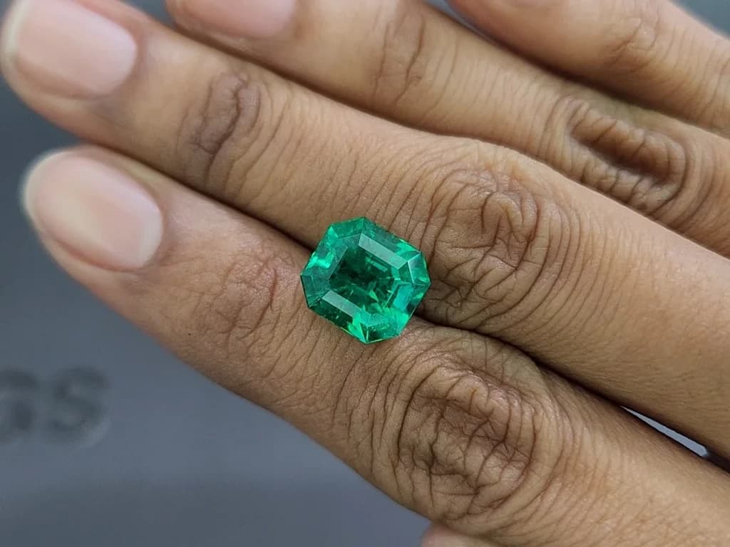 Vivid Green Emerald with rare Mariposa effect in octagon cut 5.16 Carats, Colombia ID 11098