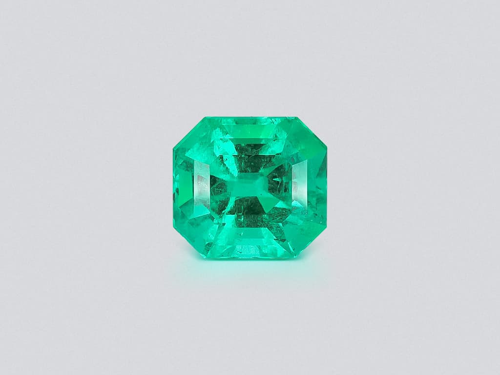 Vivid Green Emerald with rare Mariposa effect in octagon cut 5.16 Carats, Colombia ID 11098