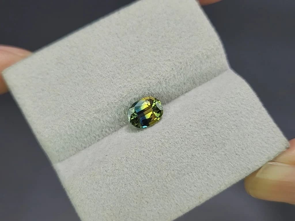 Unheated sapphire Bi-color oval cut 1.27 carats, Madagascar ID 11599