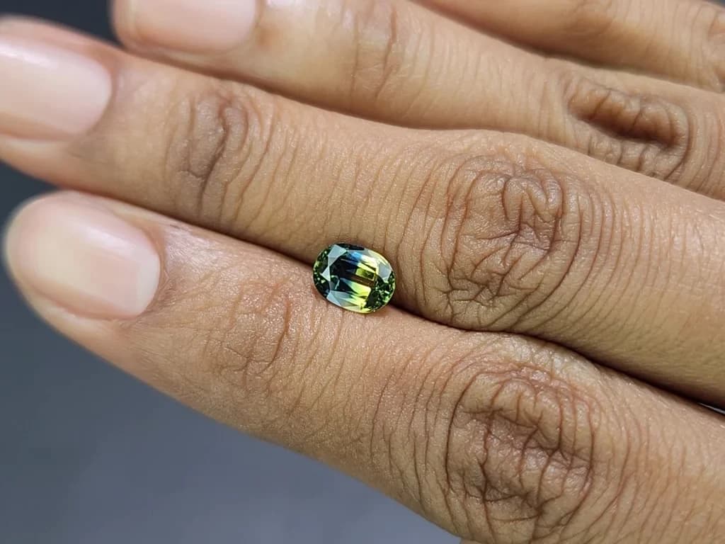 Unheated sapphire Bi-color oval cut 1.27 carats, Madagascar ID 11599