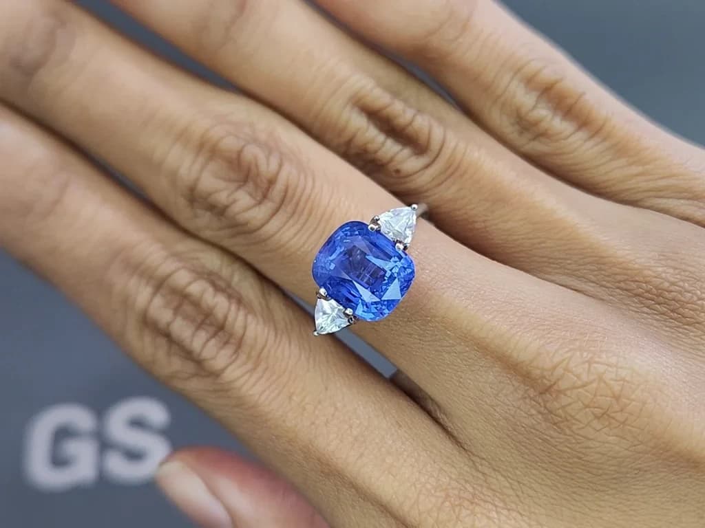 Unheated Cornflower Blue sapphire in cushion cut 7.05 carats, Sri Lanka ID 10798