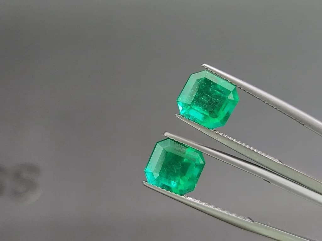 Pair of Muzo Vivid Green emeralds in octagon cut 7.08 carats, Colombia ID 11099