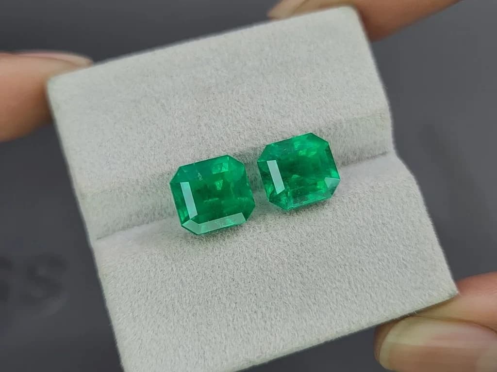 Pair of Muzo Vivid Green emeralds in octagon cut 7.08 carats, Colombia ID 11099