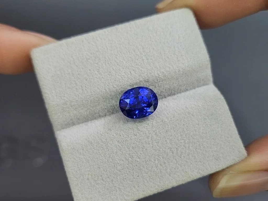 Rare sapphire Royal Blue oval cut 4.10 carats, Sri Lanka ID 11400