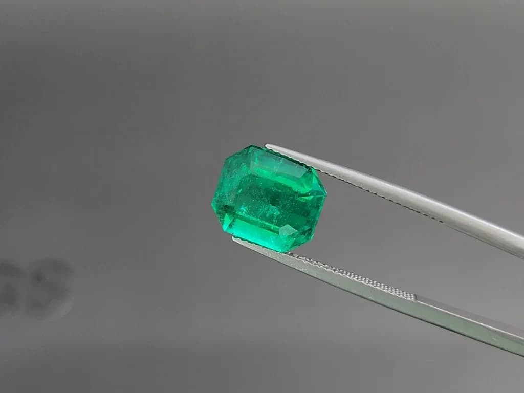 Vivid Green emerald with rare Butterfly-wing effect Mariposa in octagon cut 5.67 carats, Colombia ID 11100