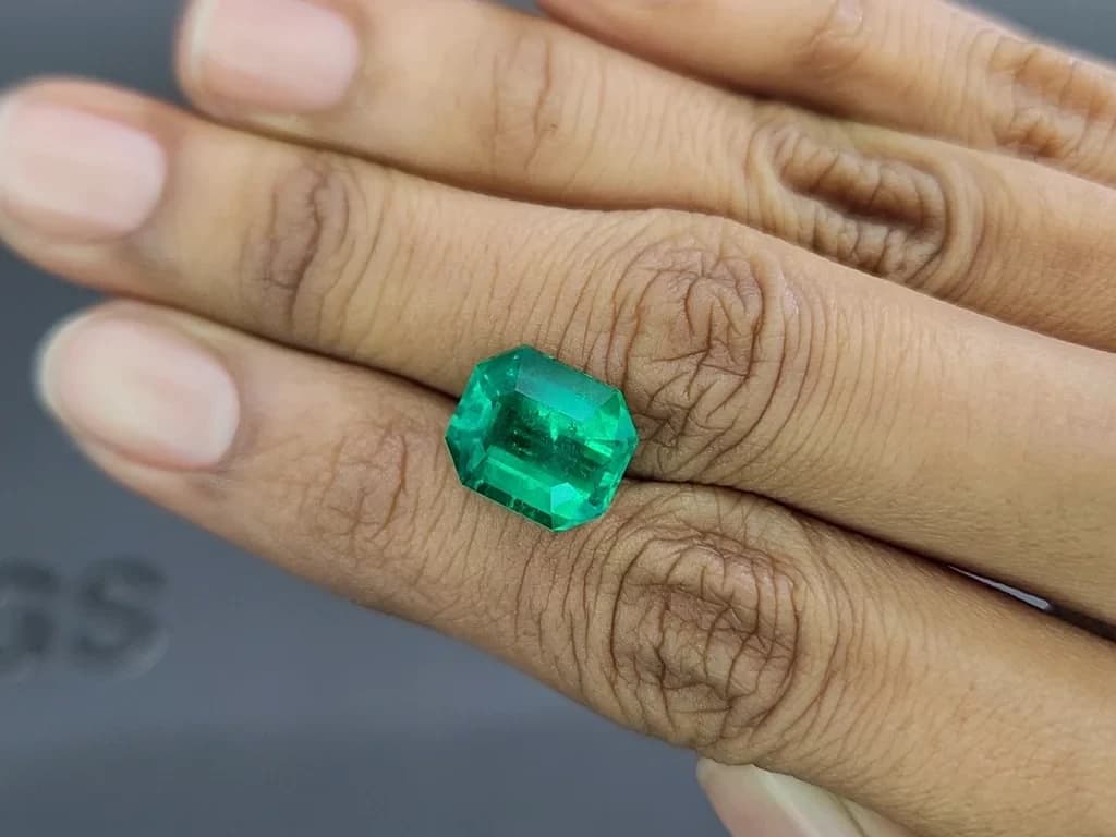 Vivid Green emerald with rare Butterfly-wing effect Mariposa in octagon cut 5.67 carats, Colombia ID 11100
