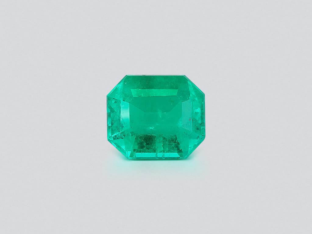 Vivid Green emerald with rare Butterfly-wing effect Mariposa in octagon cut 5.67 carats, Colombia ID 11100