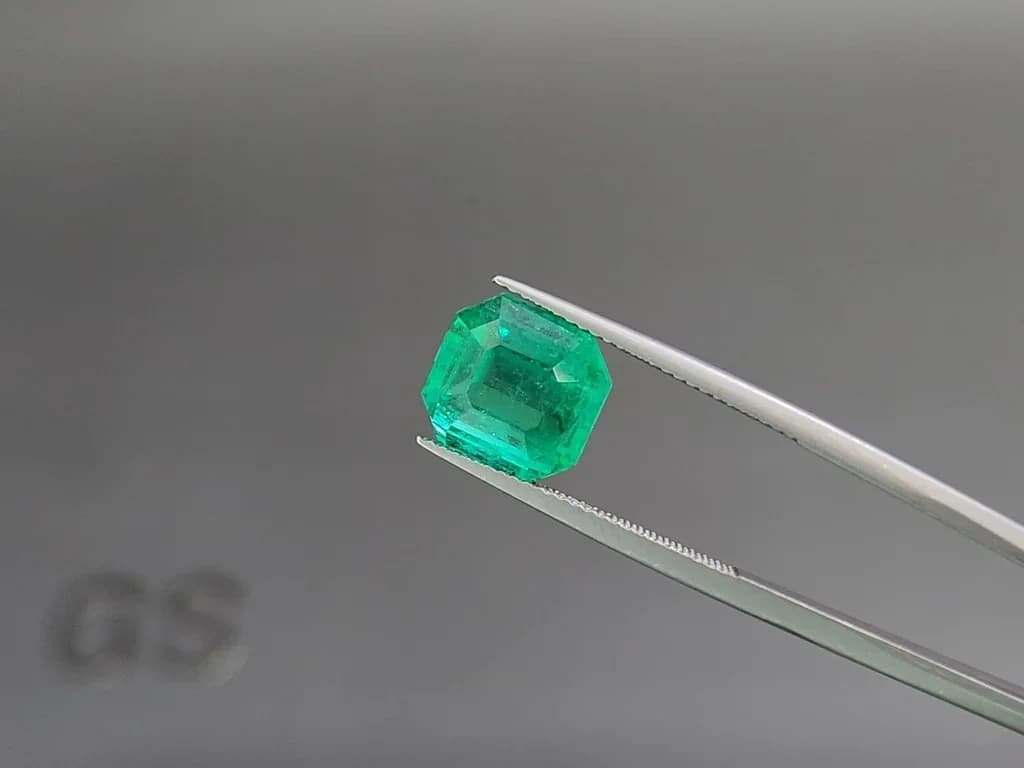Intense green emerald in octagon cut 5.43 carats, Colombia ID 11101