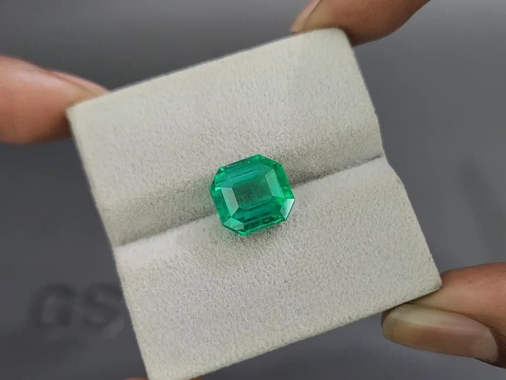 Intense green emerald in octagon cut 5.43 carats, Colombia ID 11101