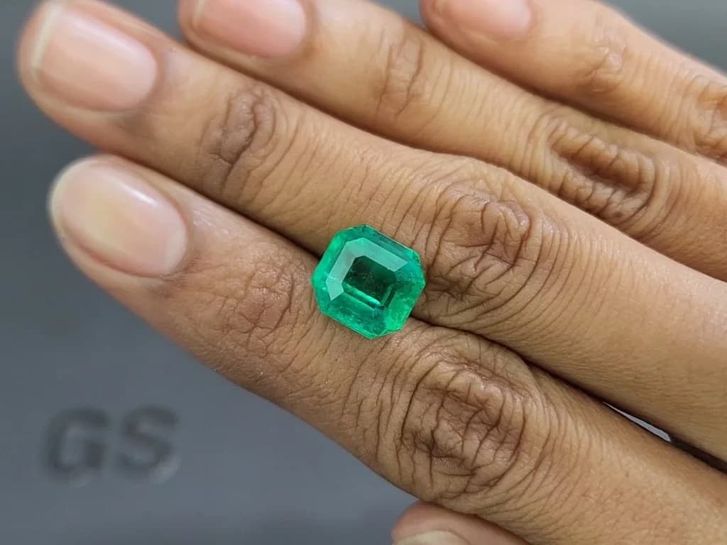 Intense green emerald in octagon cut 5.43 carats, Colombia ID 11101