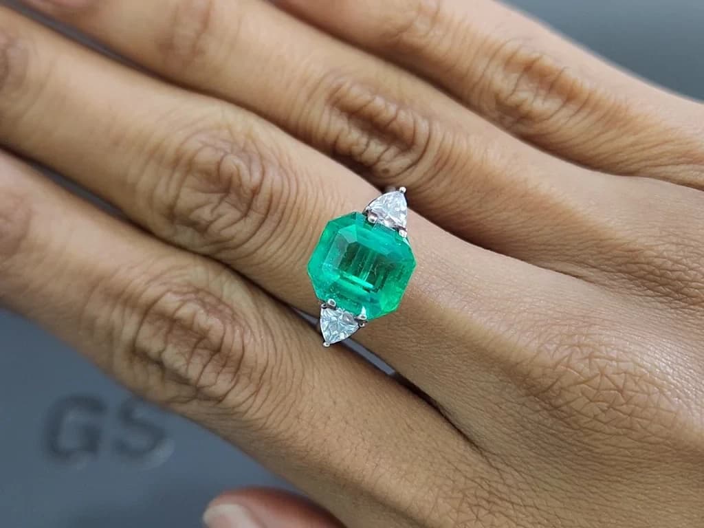 Intense green emerald in octagon cut 5.43 carats, Colombia ID 11101