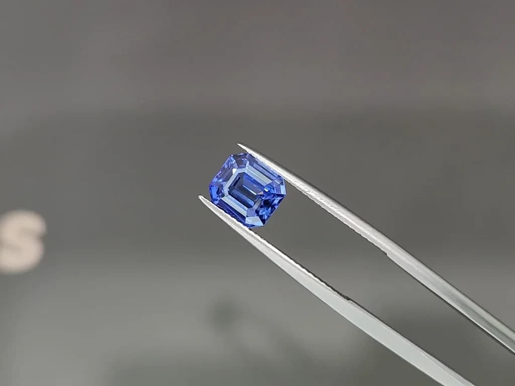 Cornflower Blue sapphire in octagon cut 3.04 carats, Sri Lanka ID 11803
