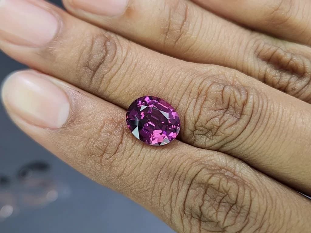 Rhodolite garnet oval cut 5.16 carats, Africa ID 11603