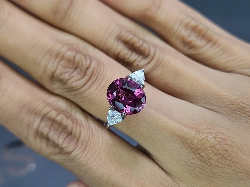 Rhodolite garnet oval cut 5.16 carats, Africa ID 11603