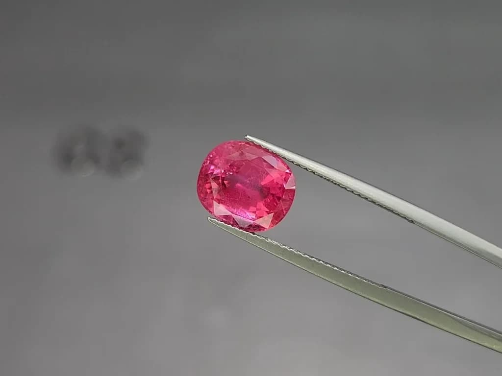 Spinel Mahenge Vivid Pink cushion cut 5.55 carats, Tanzania ID 11604