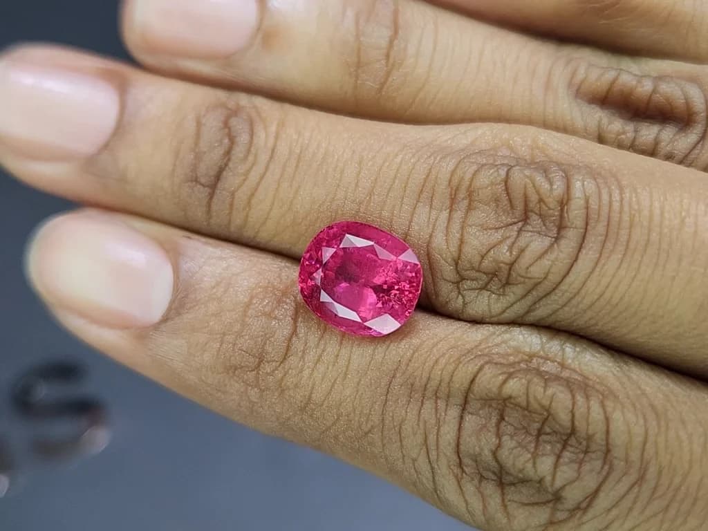 Spinel Mahenge Vivid Pink cushion cut 5.55 carats, Tanzania ID 11604