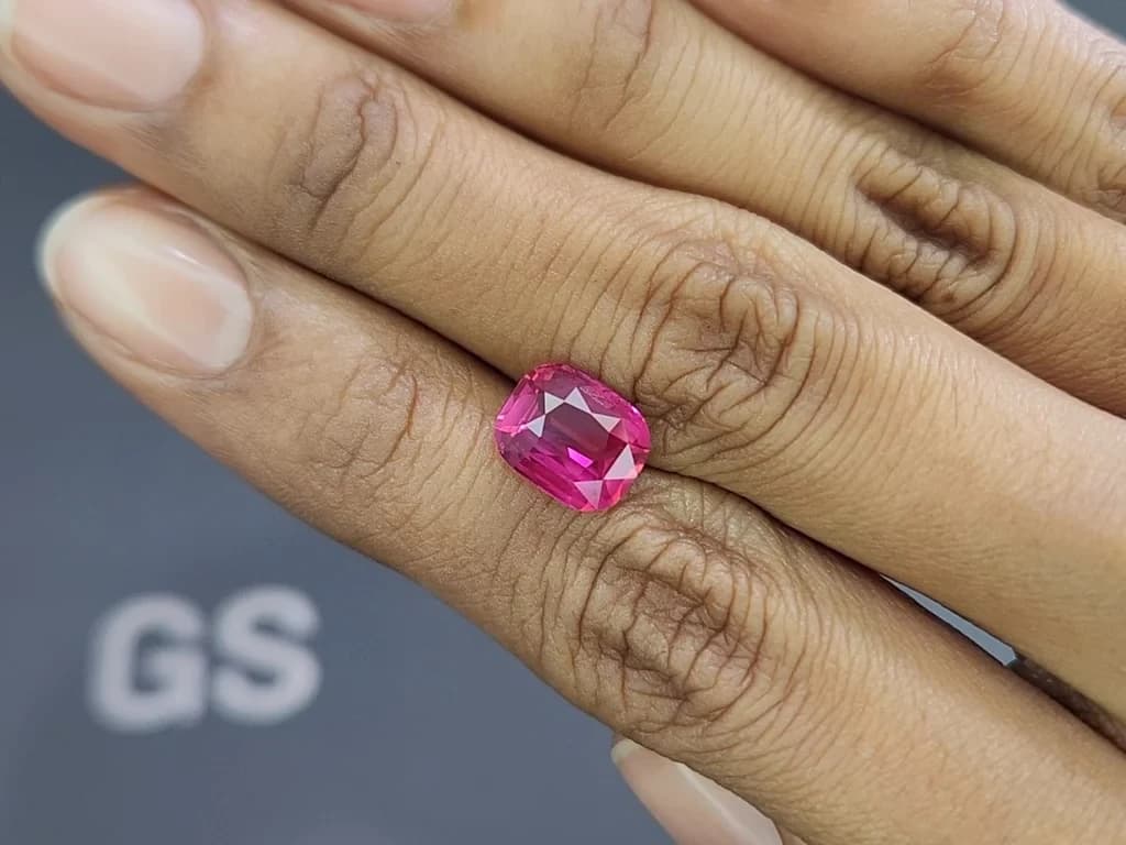 Unheated Intence Pink sapphire in cushion cut 4.11 carats, Mozambique ID 10803