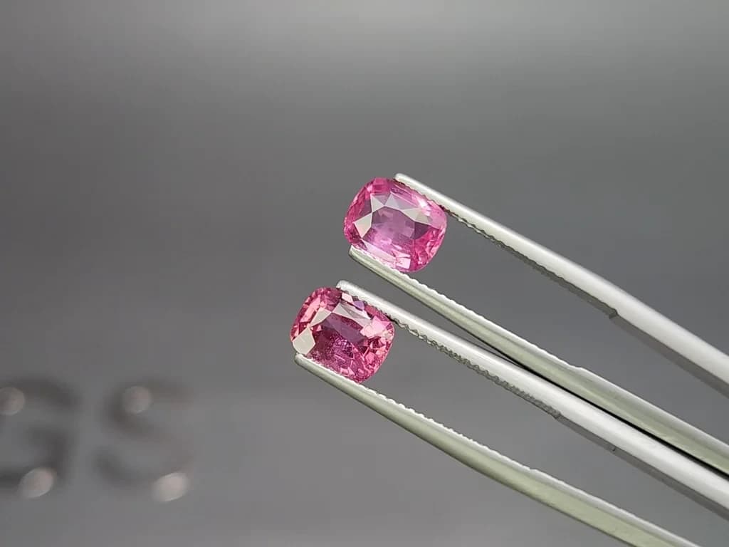 Pair of pink sapphires in cushion cut 3.59 carats, Sri Lanka ID 12306