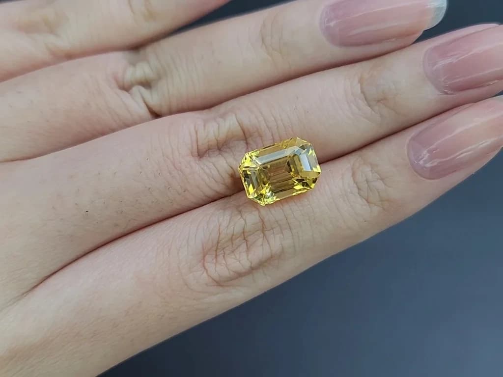 Unheated Golden Yellow sapphire in octagon cut 7.23 carats, Sri Lanka ID 11105
