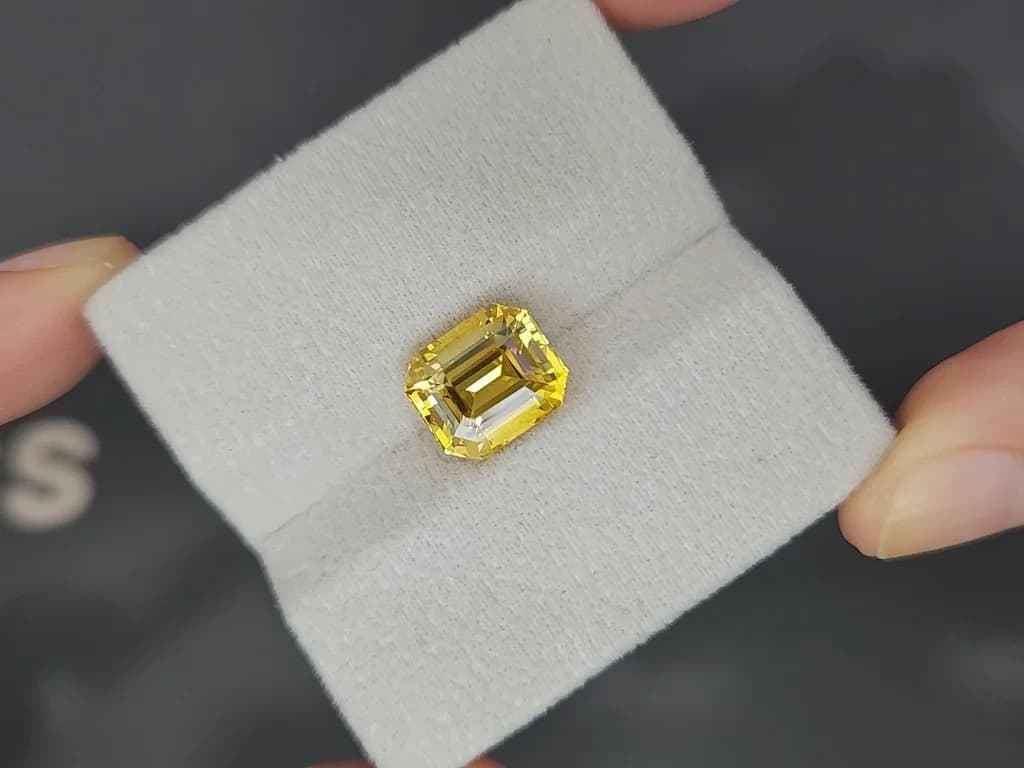 Unheated Golden Yellow sapphire in octagon cut 5.54 carats, Sri Lanka ID 11807