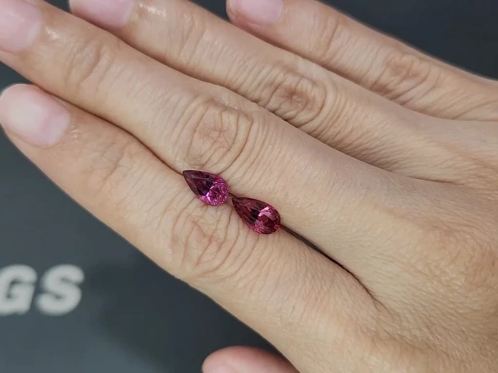 Pair of spinels red-pink Mahenge pear cut 2.28 carats, Tanzania ID 12407