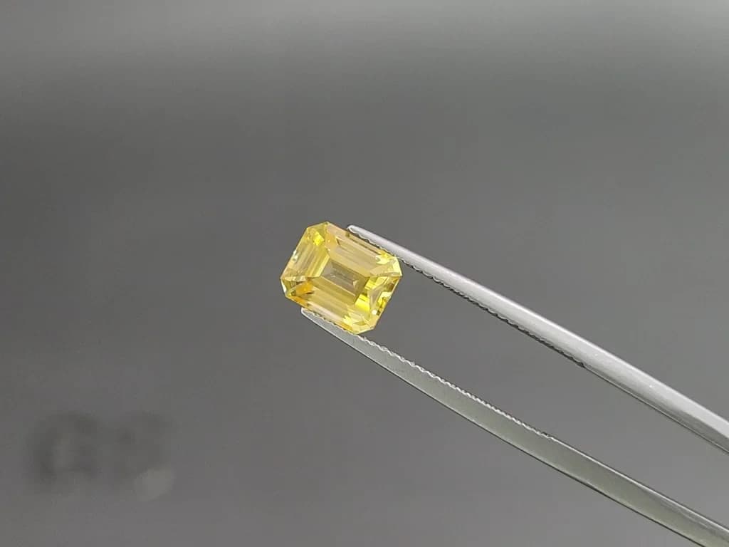 Sapphire Vivid Yellow octagon cut 3.03 carats, Sri Lanka ID 11415