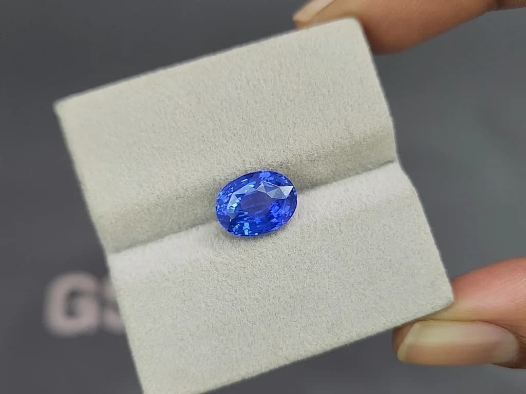 Intense Cornflower Blue sapphire in oval cut 4.54 carats, Sri Lanka ID 10814