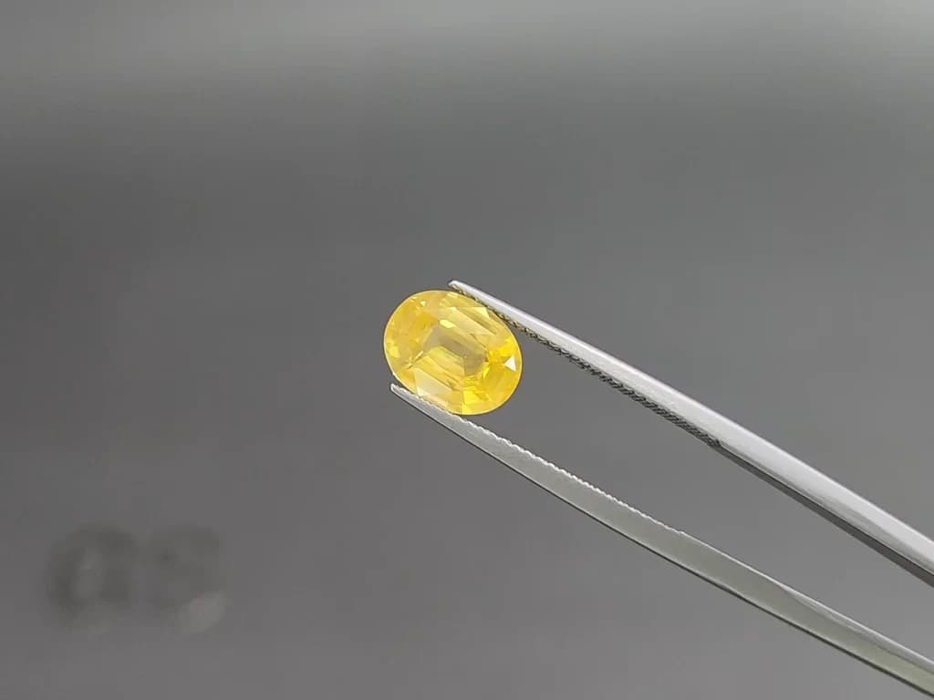 Sapphire Vivid Yellow with rutile silk effect oval cut 3.01 carats, Sri Lanka ID 11416