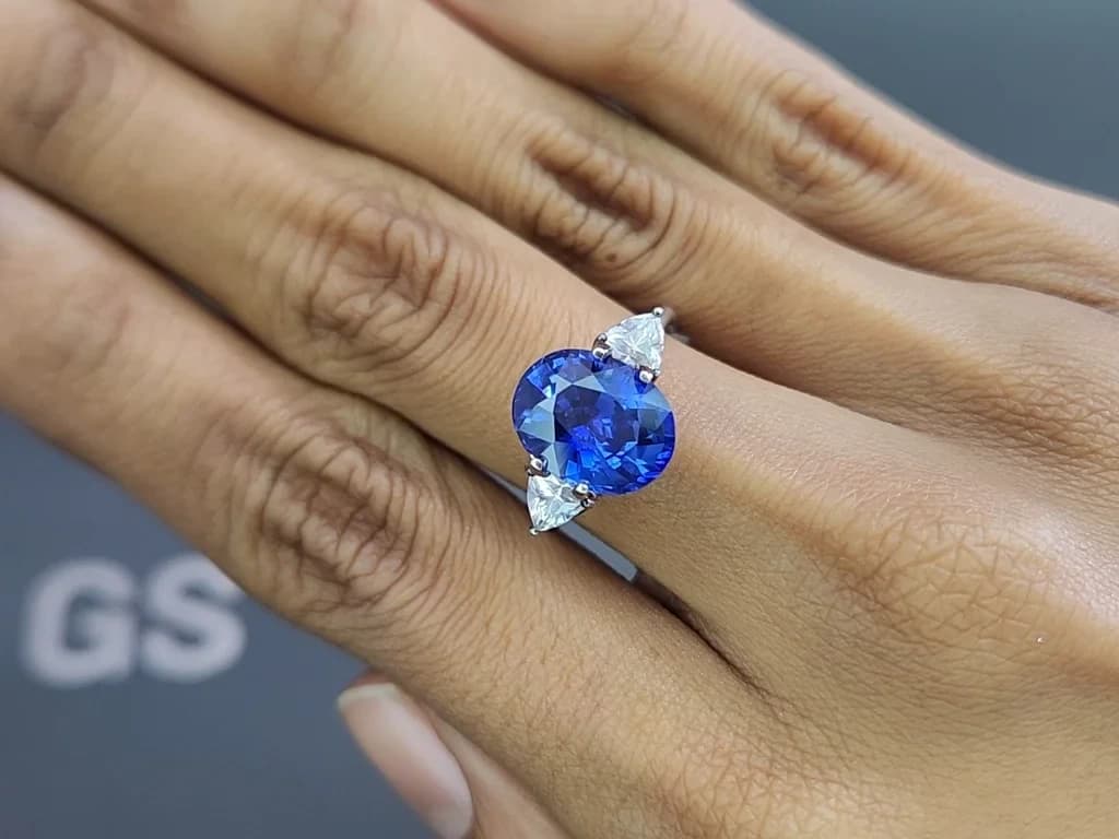 Royal Blue sapphire in oval cut 5.72 carats, Sri Lanka ID 10820