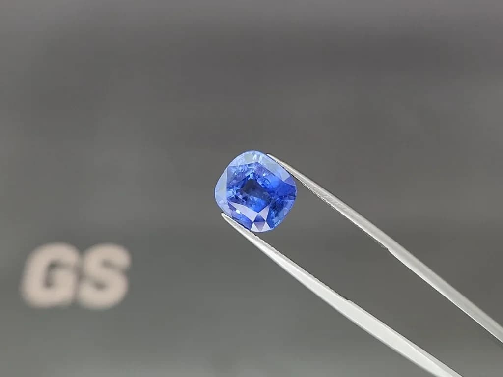 Blue sapphire cushion cut 6.07 carats, Sri Lanka ID 11424