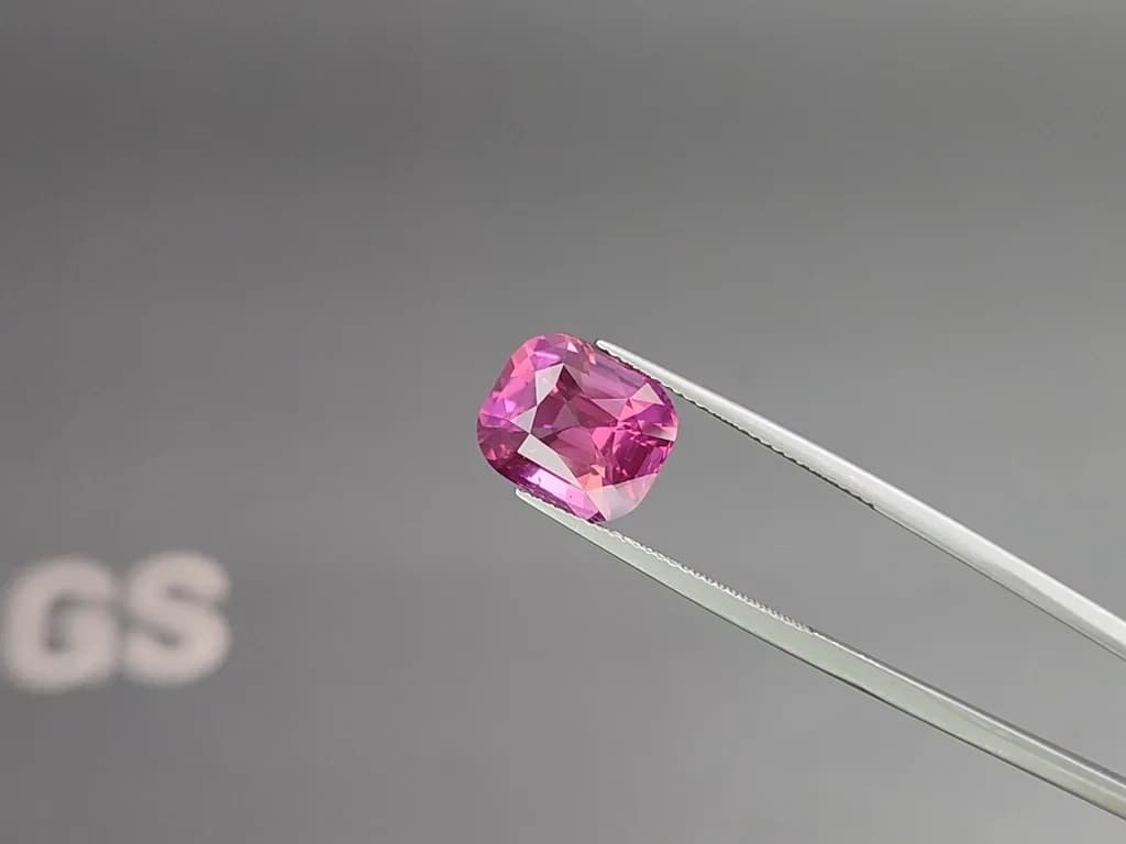 Purple sapphire in cushion cut 8.13 carats, Madagascar ID 10824