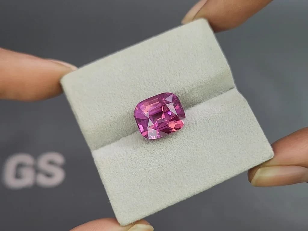 Purple sapphire in cushion cut 8.13 carats, Madagascar ID 10824