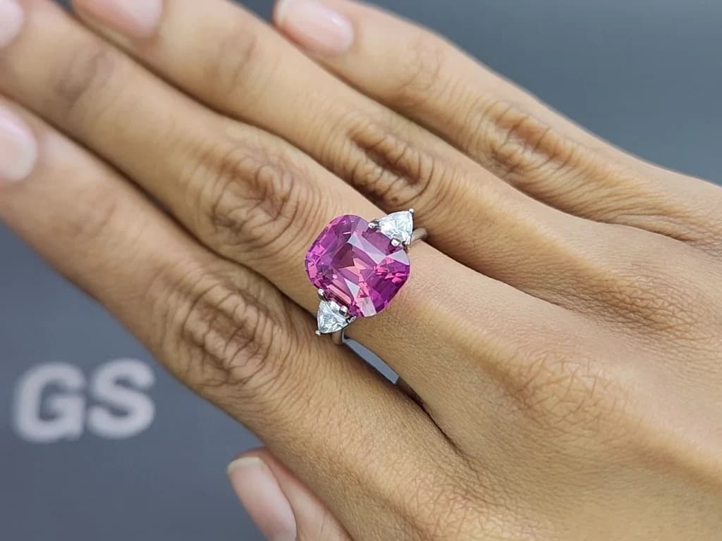 Purple sapphire in cushion cut 8.13 carats, Madagascar ID 10824
