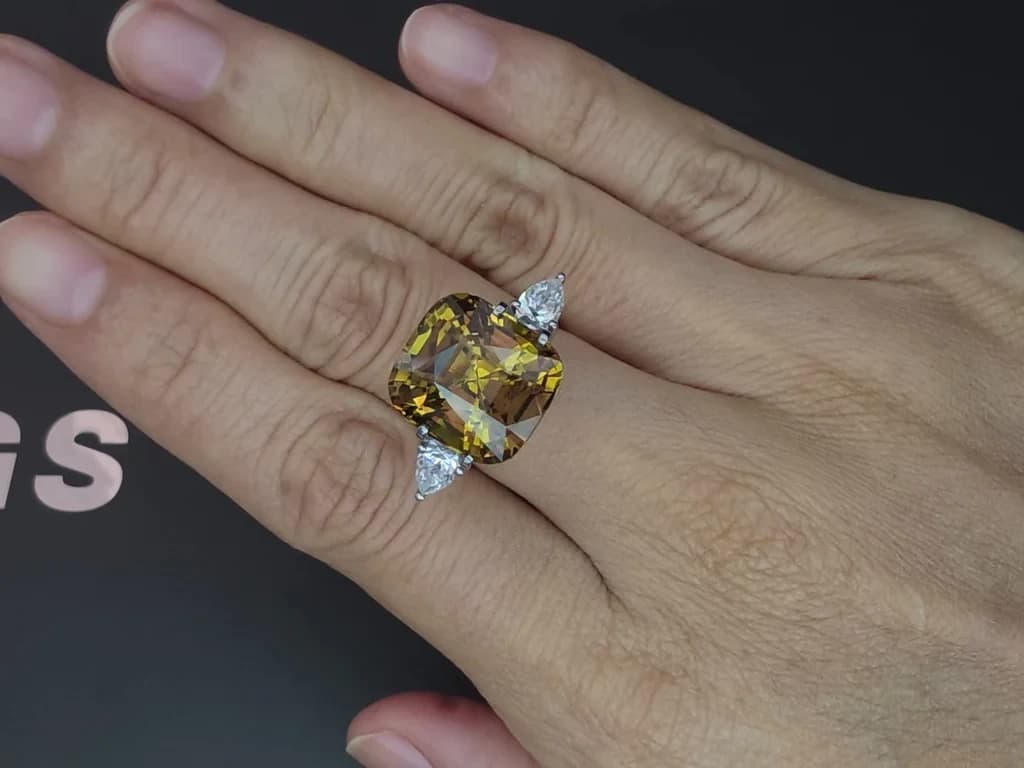 Large chrysoberyl cushion cut 14.12 carats, Sri Lanka ID 12129