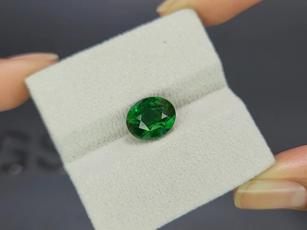 Garnet tsavorite oval cut 5.13 carats, Africa ID 11831