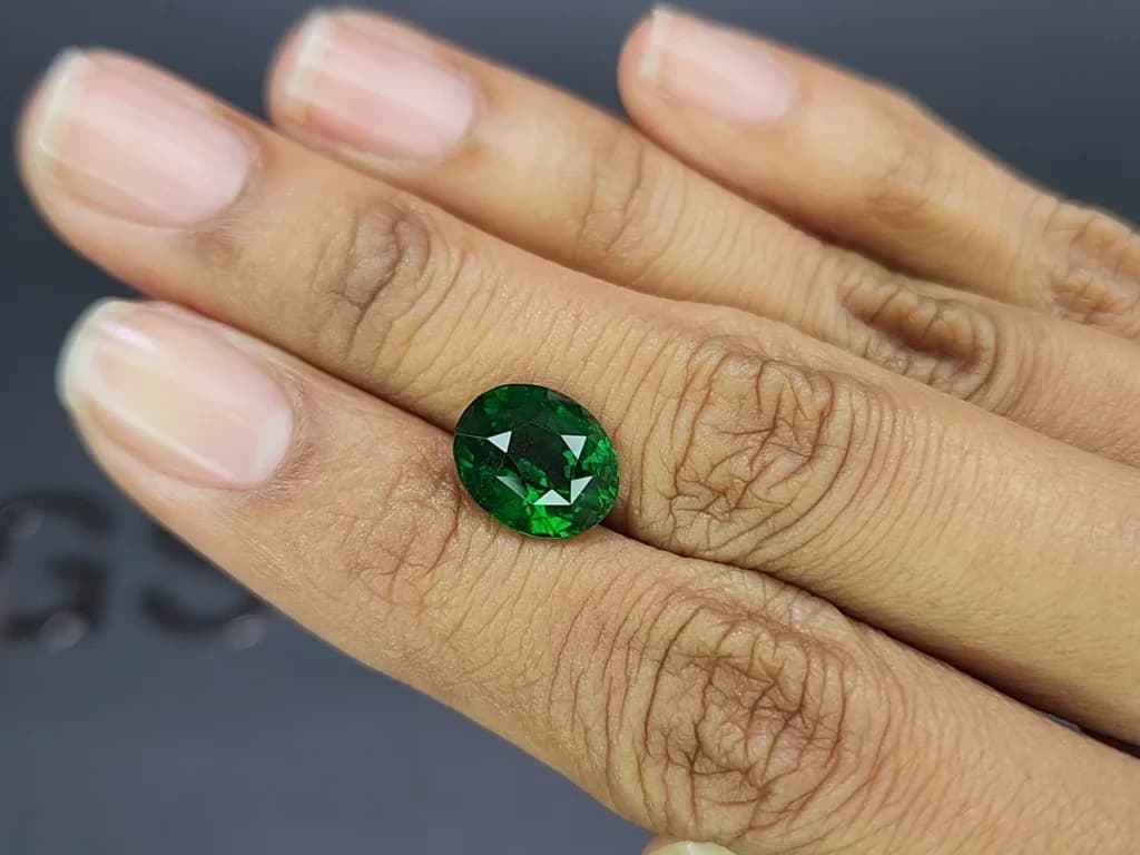 Garnet tsavorite oval cut 5.13 carats, Africa ID 11831