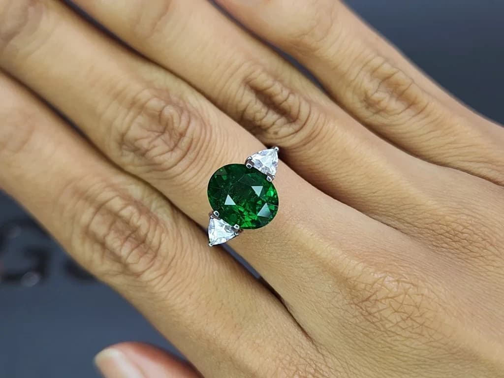 Garnet tsavorite oval cut 5.13 carats, Africa ID 11831