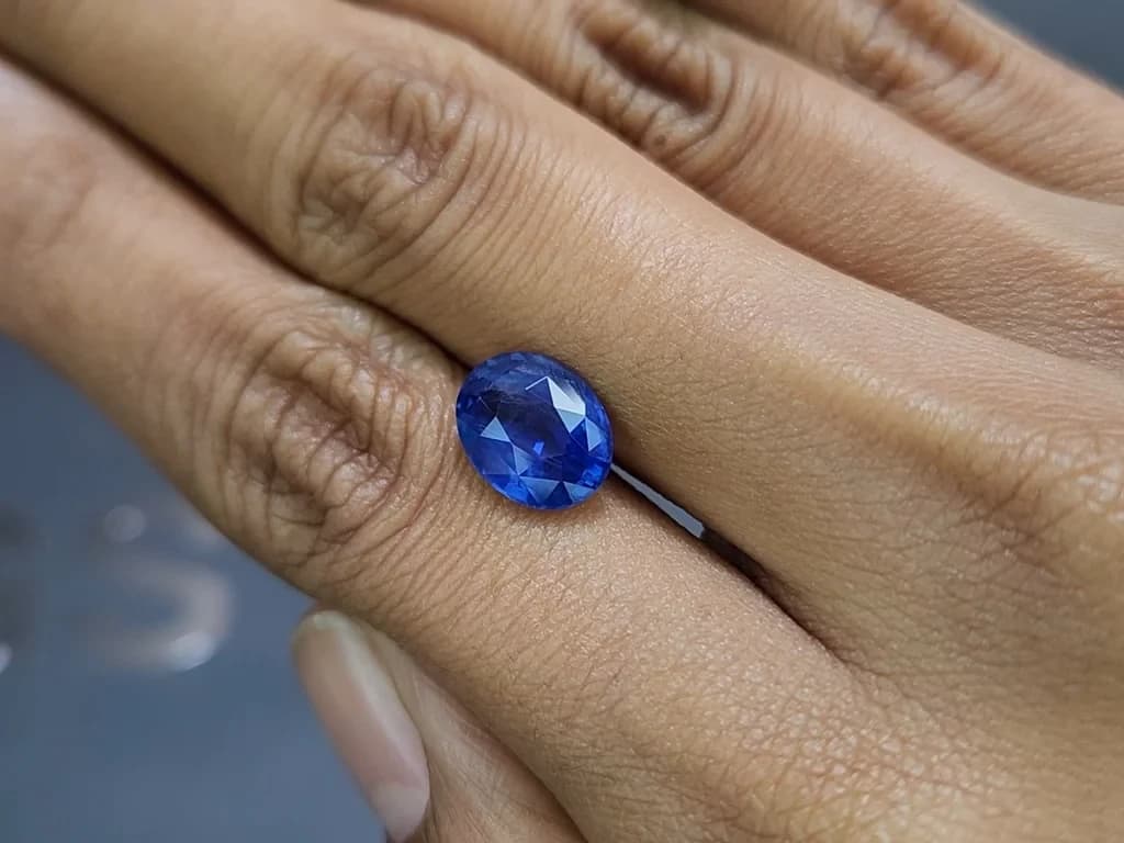 Unheated sapphire Royal Blue oval cut 4.05 carats, Sri Lanka ID 12135