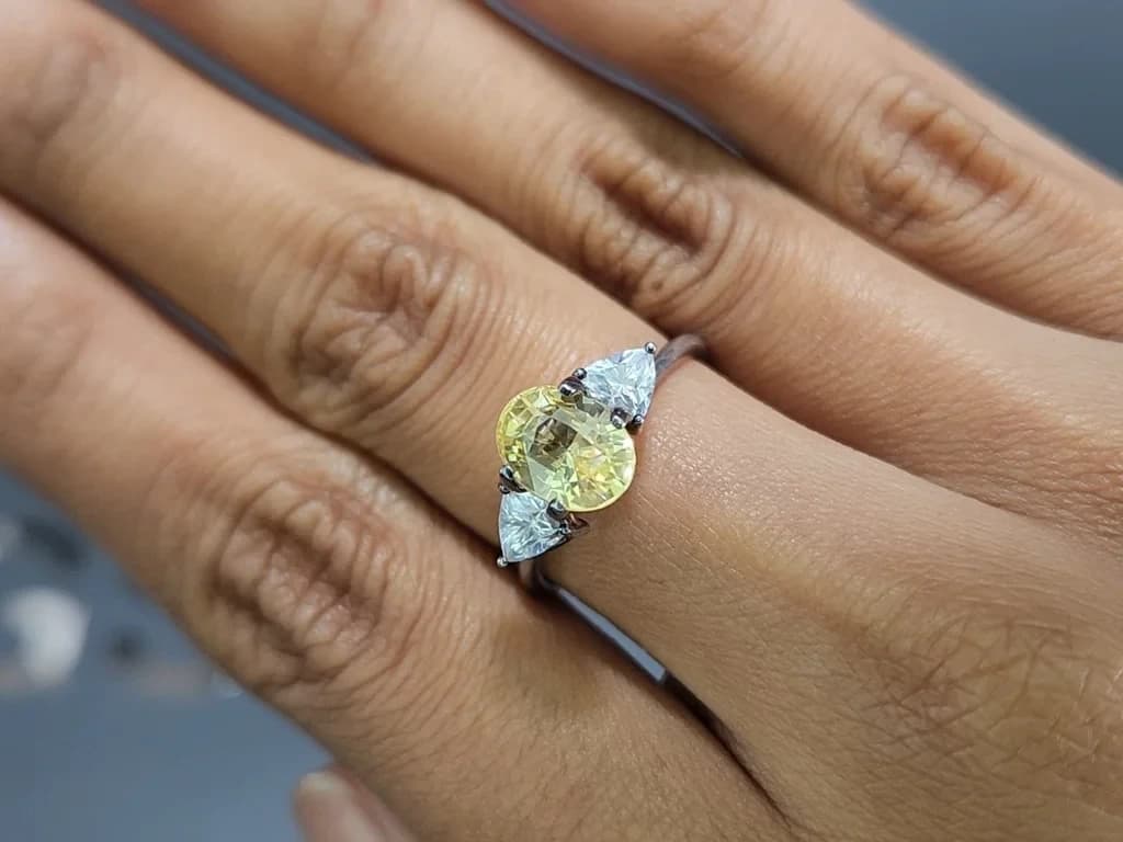 Unheated yellow sapphire oval cut 2.50 carats, Sri Lanka ID 11840