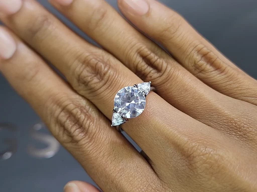 White sapphire round cut 3.85 carats , Sri Lanka ID 12144