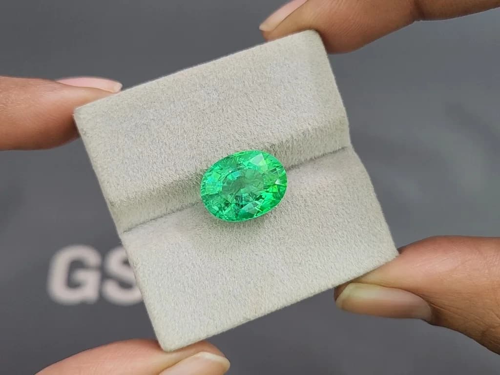 Neon green Paraiba tourmaline in oval cut 7.55 carats, Mozambique ID 10842